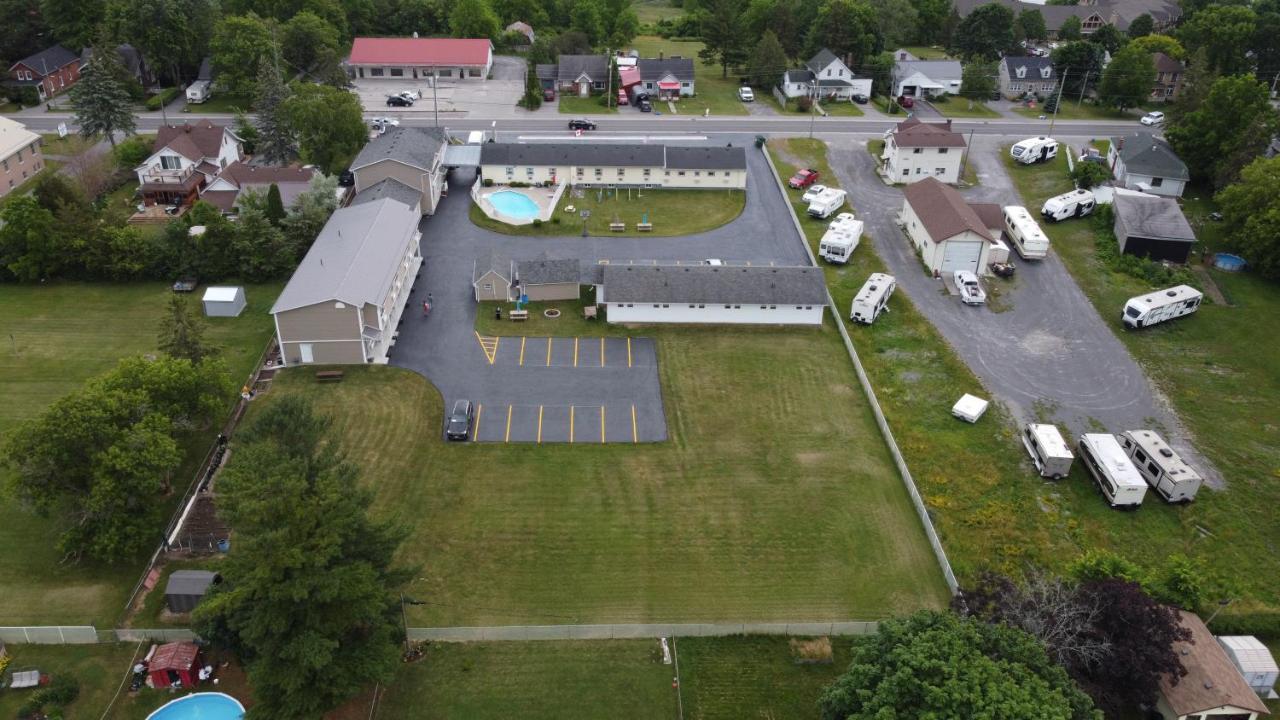 Fox Motor Inn Greater Napanee Zewnętrze zdjęcie
