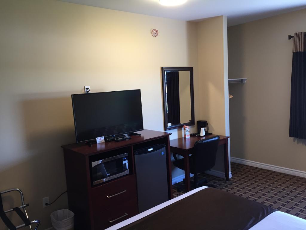 Fox Motor Inn Greater Napanee Zewnętrze zdjęcie
