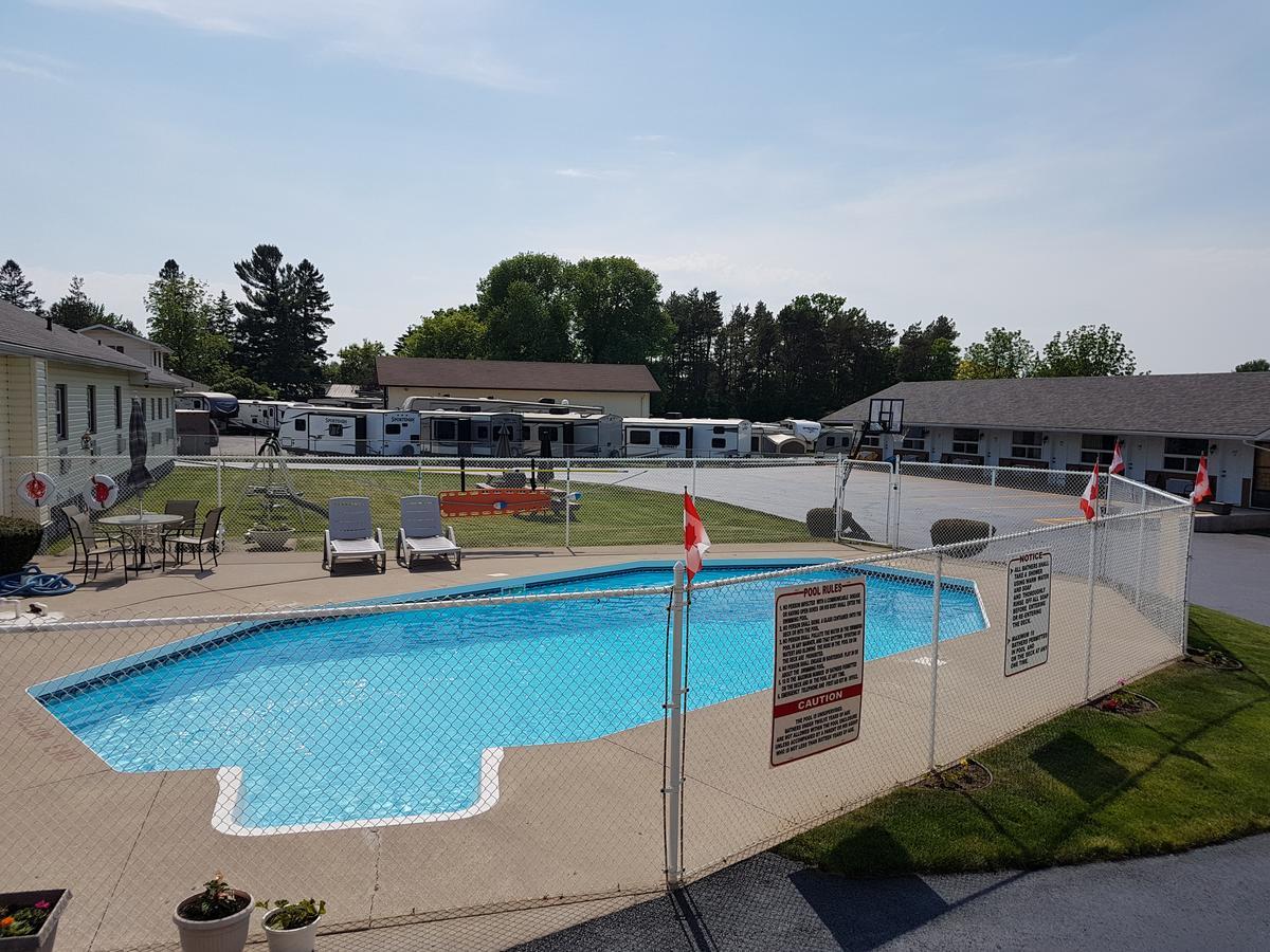Fox Motor Inn Greater Napanee Zewnętrze zdjęcie