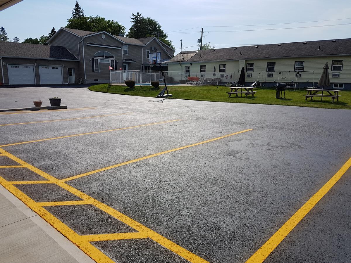 Fox Motor Inn Greater Napanee Zewnętrze zdjęcie