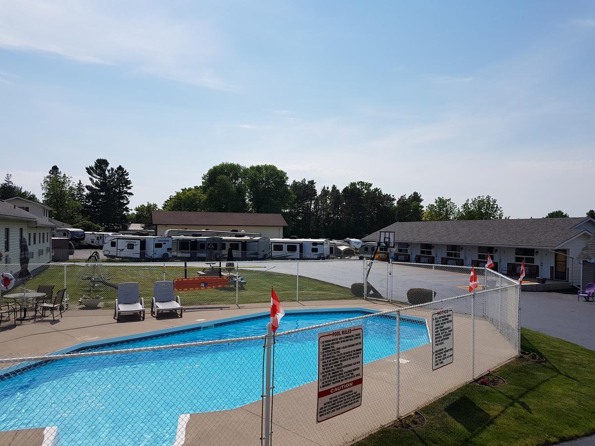 Fox Motor Inn Greater Napanee Zewnętrze zdjęcie