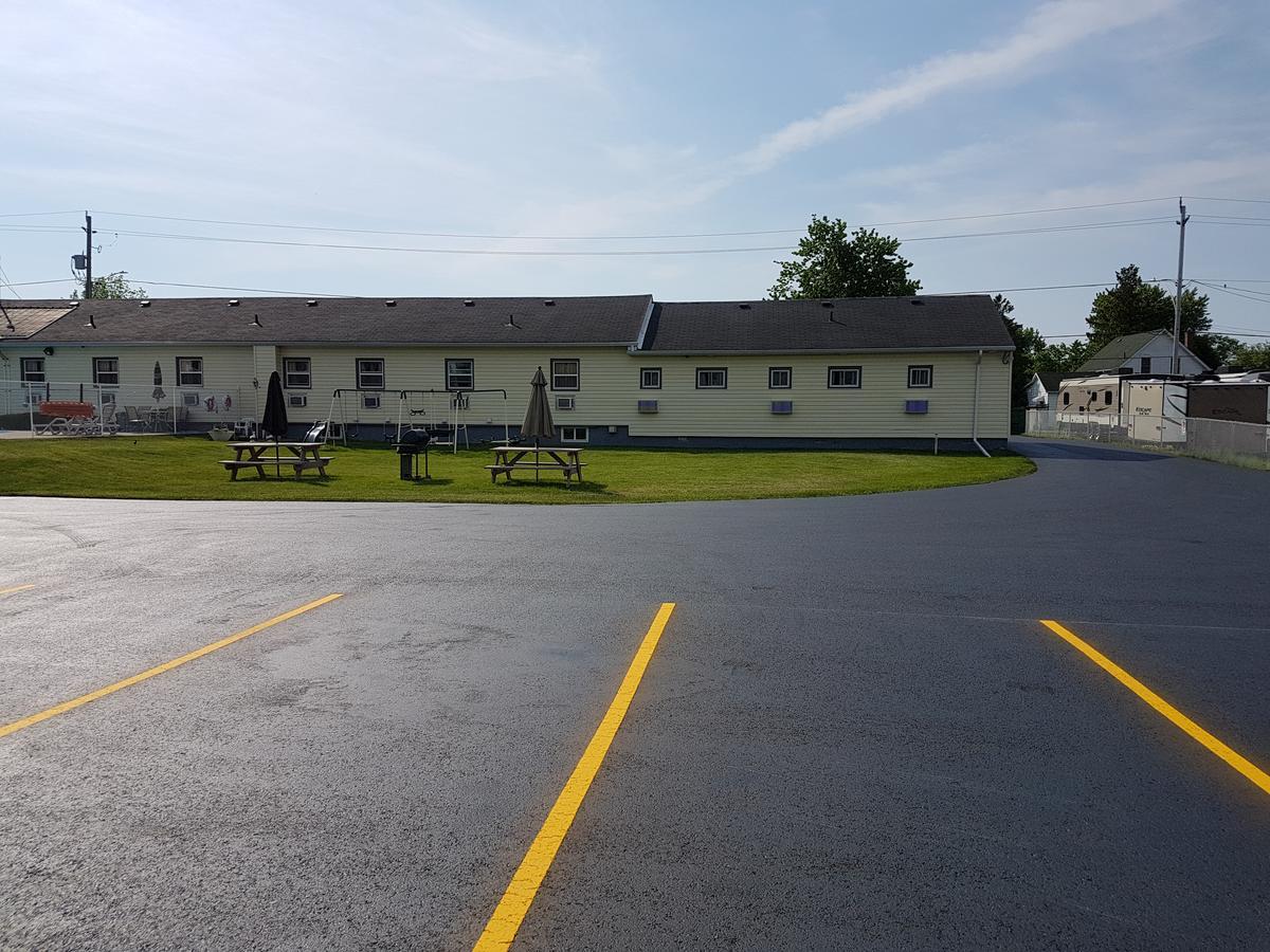 Fox Motor Inn Greater Napanee Zewnętrze zdjęcie